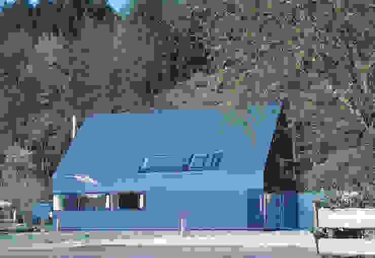 Schwarzes Einfamilienhaus mit cleverer Einrichtung | homify