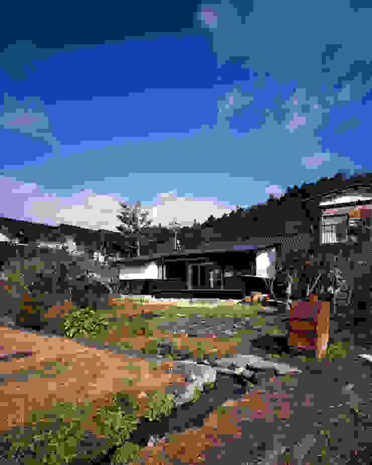 伊藤瞬建築設計事務所 Eclectic style houses