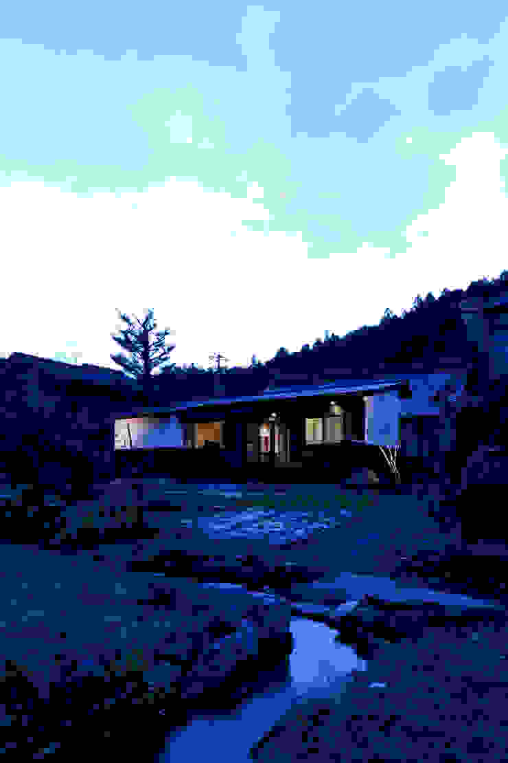伊藤瞬建築設計事務所 Eclectic style houses