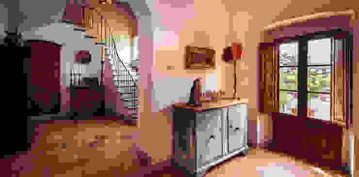 Studio fotografico di David Butali Pasillos, vestíbulos y escaleras de estilo clásico