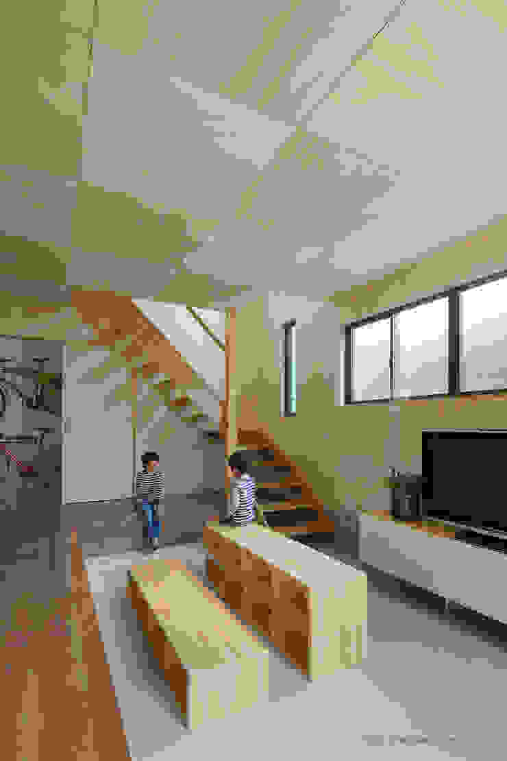 松岡健治一級建築士事務所 Minimalist living room Plywood