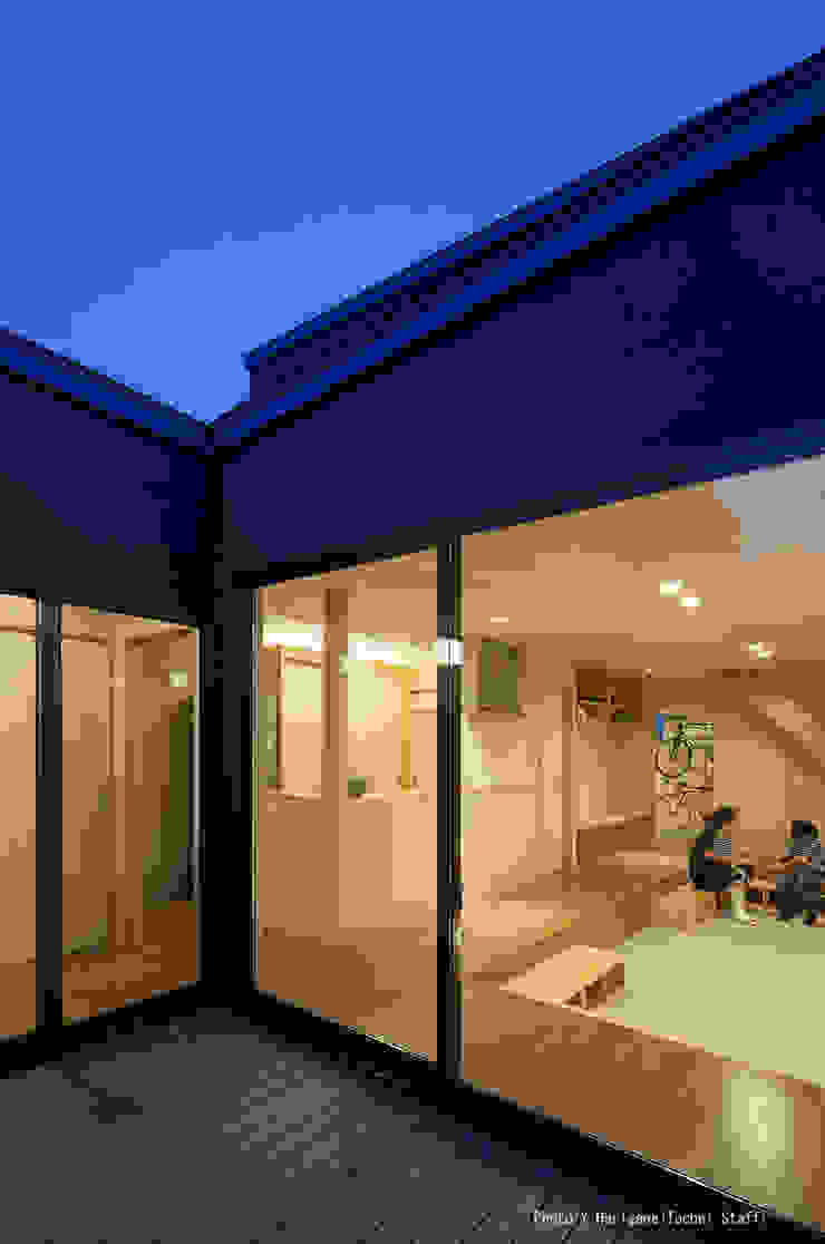 松岡健治一級建築士事務所 Minimalist living room Plywood