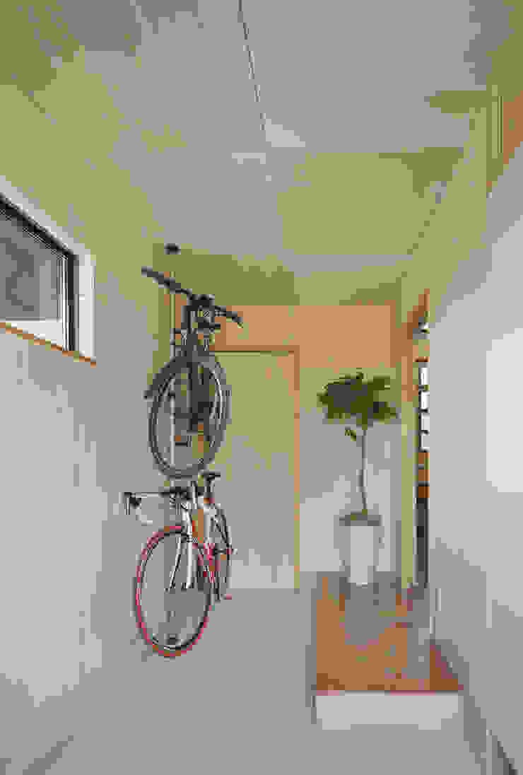 松岡健治一級建築士事務所 Minimalist corridor, hallway & stairs Plywood