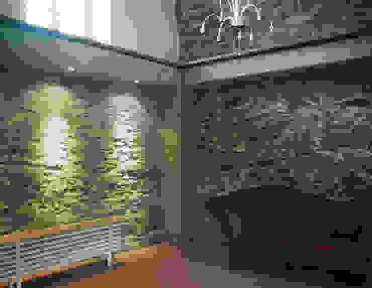 Bruchstein in Kombination mit Sichtbeton Architekturbüro Martin Raffelt Wände & Böden im Landhausstil