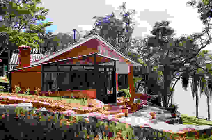 Casa de Campo - Ibiúna, Célia Orlandi por Ato em Arte Célia Orlandi por Ato em Arte Country style house Iron/Steel Orange