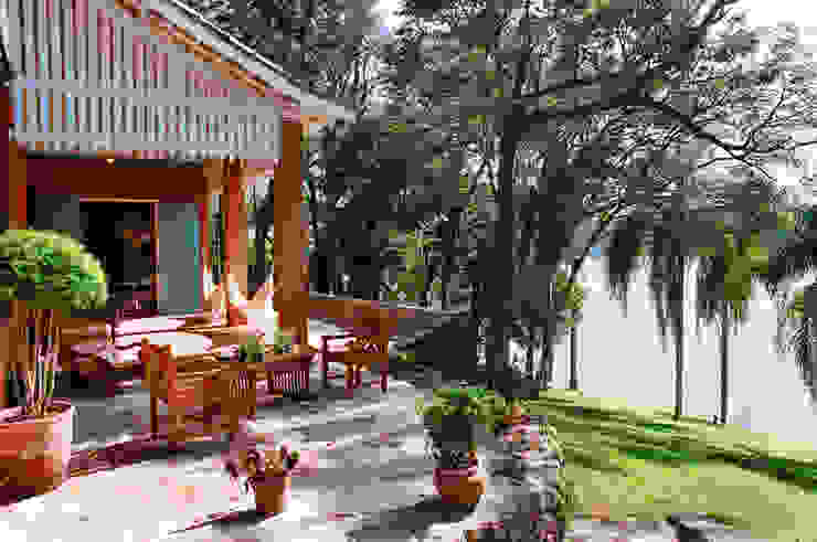 Casa de Campo - Ibiúna, Célia Orlandi por Ato em Arte Célia Orlandi por Ato em Arte Country style balcony, veranda & terrace