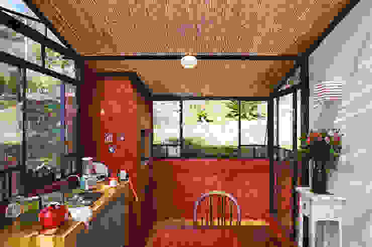 Casa de Campo - Ibiúna, Célia Orlandi por Ato em Arte Célia Orlandi por Ato em Arte Kitchen Bricks Red