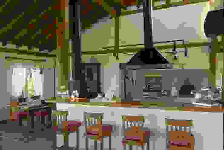 Casa de campo - Cunha - São Paulo - Brasil, Carmen Saraiva Arquitetura Carmen Saraiva Arquitetura Kitchen
