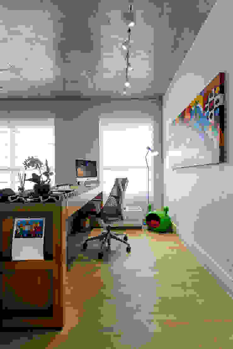Home Office Escritórios modernos por Adriana Pierantoni Arquitetura & Design Moderno
