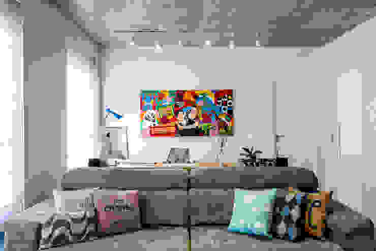 A bancada do Home Office está atrás do sofá Escritórios modernos por Adriana Pierantoni Arquitetura & Design Moderno