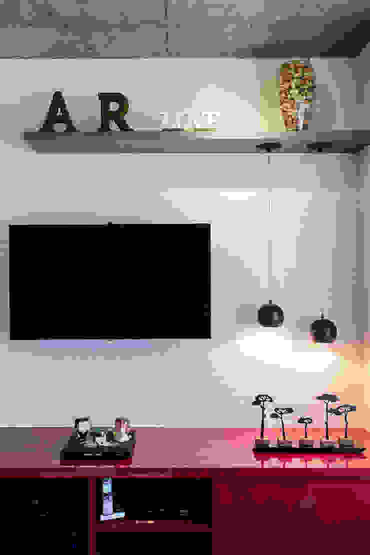 Detalhe da iluminação decorativa Salas de estar modernas por Adriana Pierantoni Arquitetura & Design Moderno