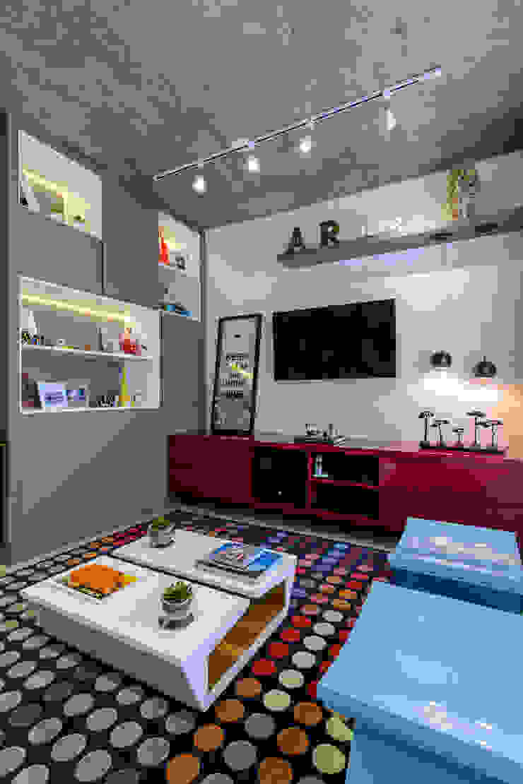 Home Colorido Salas multimídia modernas por Adriana Pierantoni Arquitetura & Design Moderno