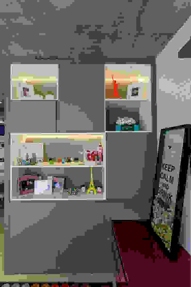 Detalhe da estante com nichos iluminados Salas de estar modernas por Adriana Pierantoni Arquitetura & Design Moderno