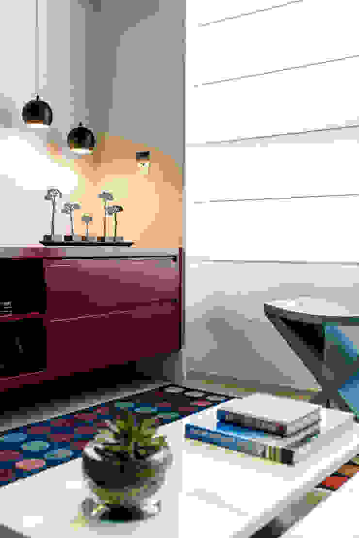 Detalhe da iluminação dos pendentes Salas de estar modernas por Adriana Pierantoni Arquitetura & Design Moderno