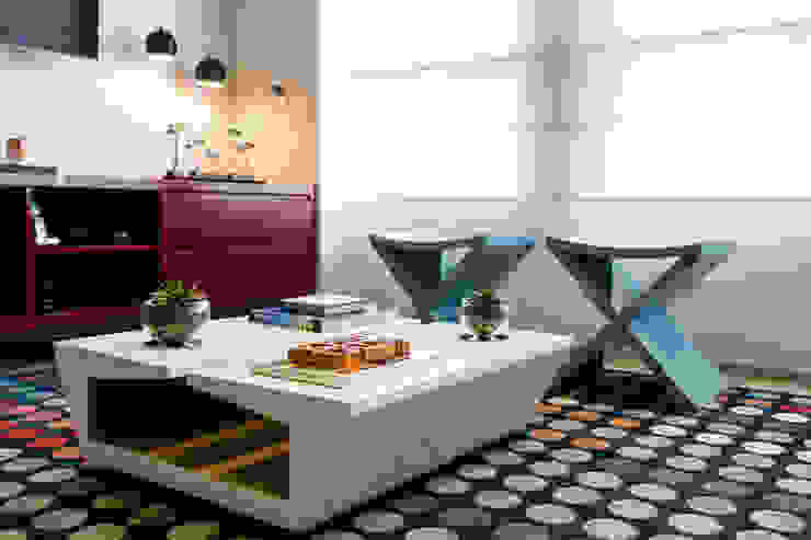 Mesa em laca com madeira na parte interna Salas de estar modernas por Adriana Pierantoni Arquitetura & Design Moderno