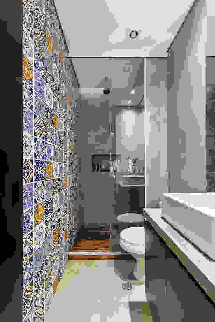 apto cobre/blue, Casa100 Arquitetura Casa100 Arquitetura 現代浴室設計點子、靈感&圖片