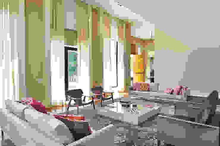 BRENO SANTIAGO ARQUITETURA E INTERIORES Livings de estilo moderno