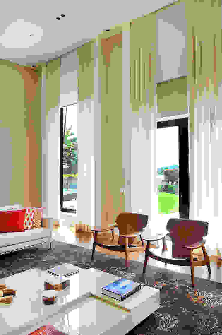 BRENO SANTIAGO ARQUITETURA E INTERIORES Livings de estilo moderno