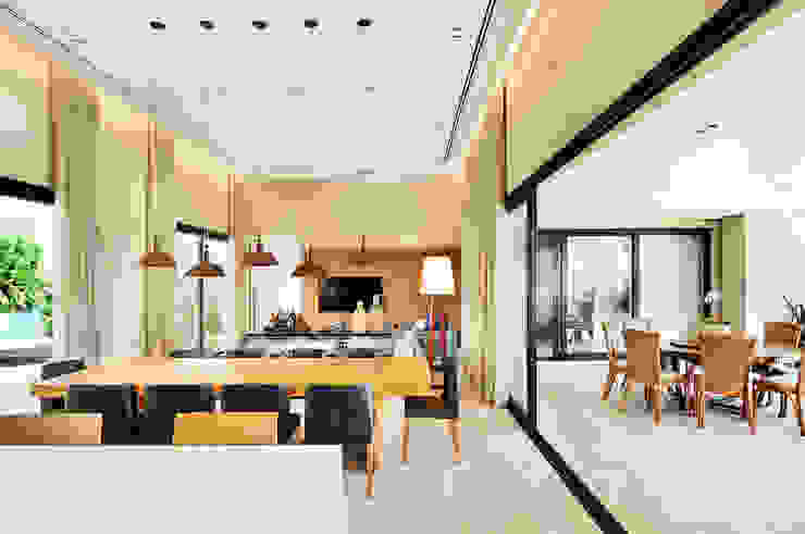 BRENO SANTIAGO ARQUITETURA E INTERIORES Balcones y terrazas modernos