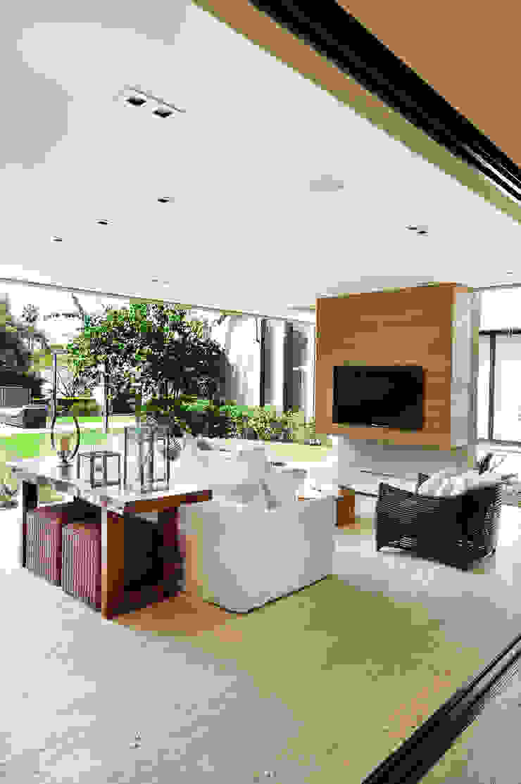 BRENO SANTIAGO ARQUITETURA E INTERIORES Balcones y terrazas modernos