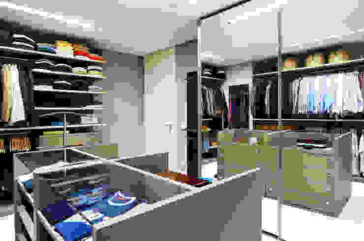 BRENO SANTIAGO ARQUITETURA E INTERIORES Vestidores y placares de estilo moderno