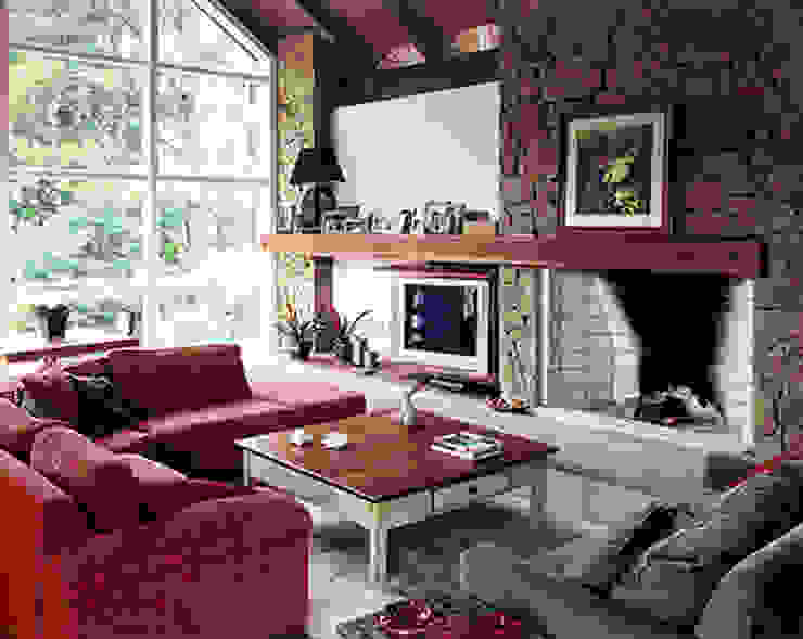 Casa Laje de Pedra, Finkelstein Arquitetos Finkelstein Arquitetos Rustic style living room