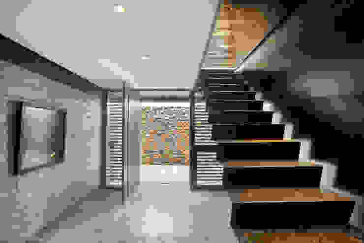 A4estudio Modern Corridor, Hallway and Staircase