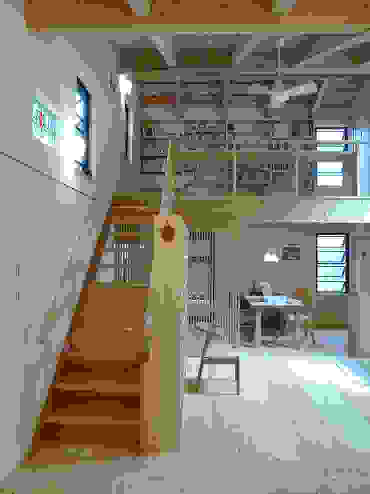 2階への階段 上野貴建築研究所 カントリースタイルの 寝室 木 ベージュ