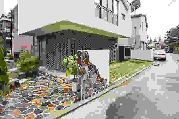 창원 재미있는 집 , (주)유타건축사사무소 (주)유타건축사사무소 Modern houses Bricks Grey