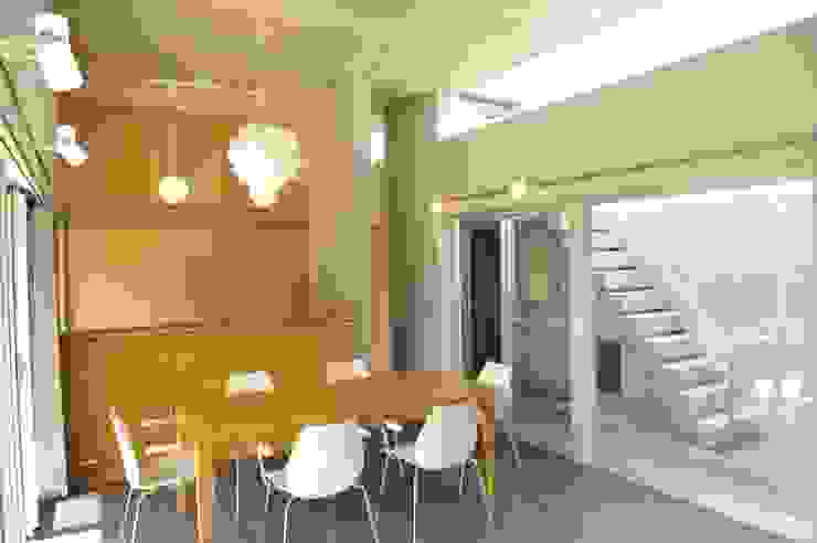ＹＹ－ＨＯＵＳＥ, 久安典之建築研究所 久安典之建築研究所 Minimalist dining room Tiles White