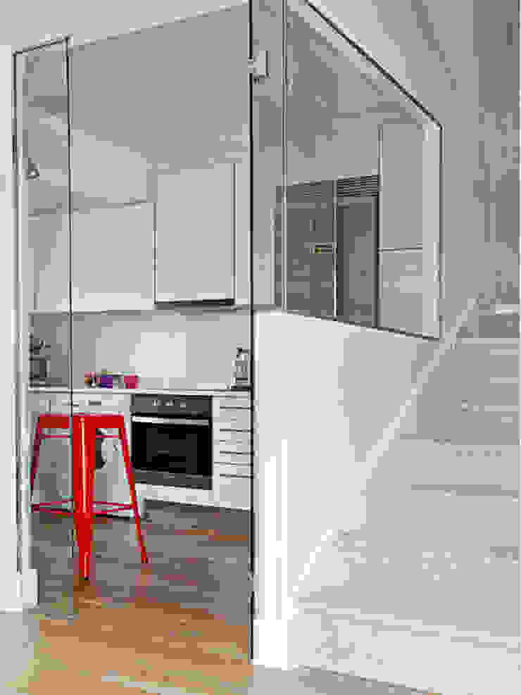 Modern corridor, hallway & stairs by BELEN FERRANDIZ INTERIOR DESIGN Modern