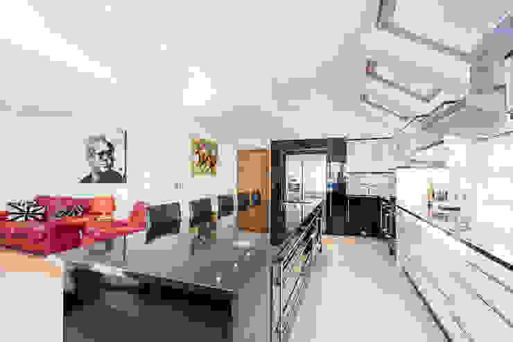 Modern and Bold Kitchen Diner homify Кухня в стиле модерн Черный kitchen,black,white,marble,work surfaces,modern,large