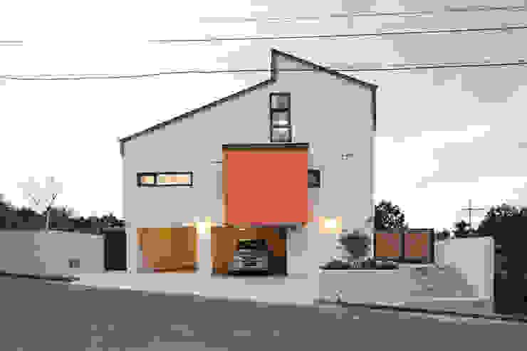 풍광좋은 제주 개러지 하우스, 주택설계전문 디자인그룹 홈스타일토토 주택설계전문 디자인그룹 홈스타일토토 Moderne Garagen & Schuppen Orange
