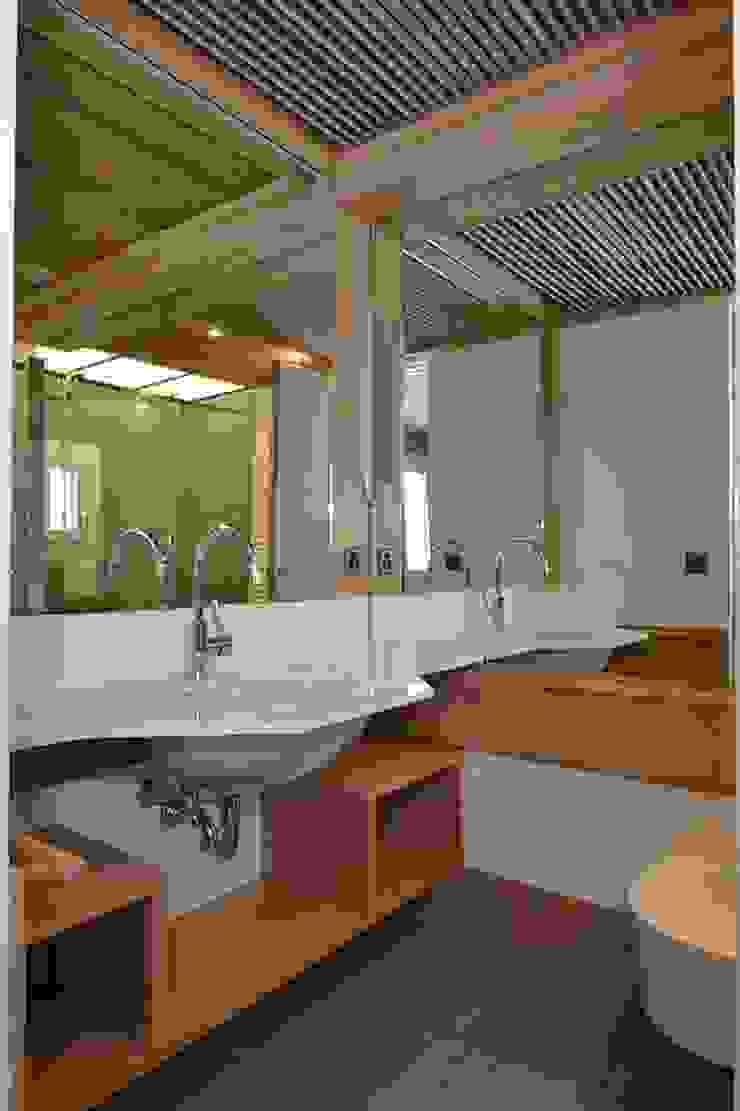 Modern bathroom by VITTORIO GARATTI ARCHITETTO Modern Wood Wood effect