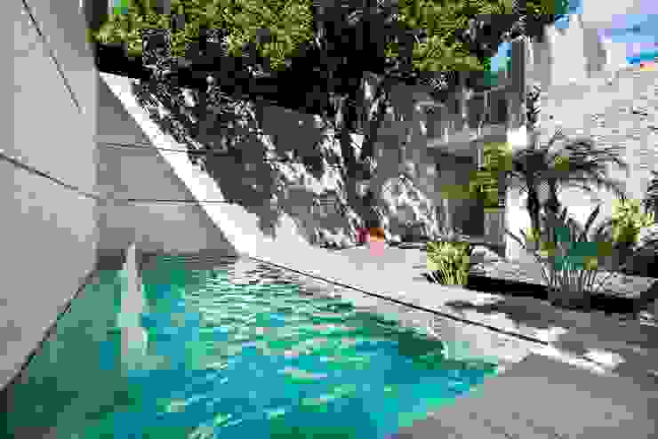 Piscinas modernas por HPONCE ARQUITECTOS Moderno