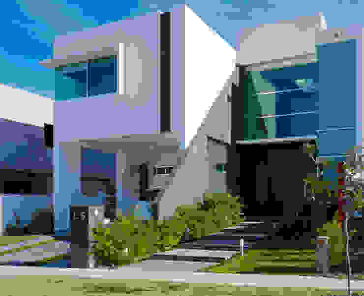 RESIDENCIA ROBLEDO, Excelencia en Diseño Excelencia en Diseño Modern houses Bricks White