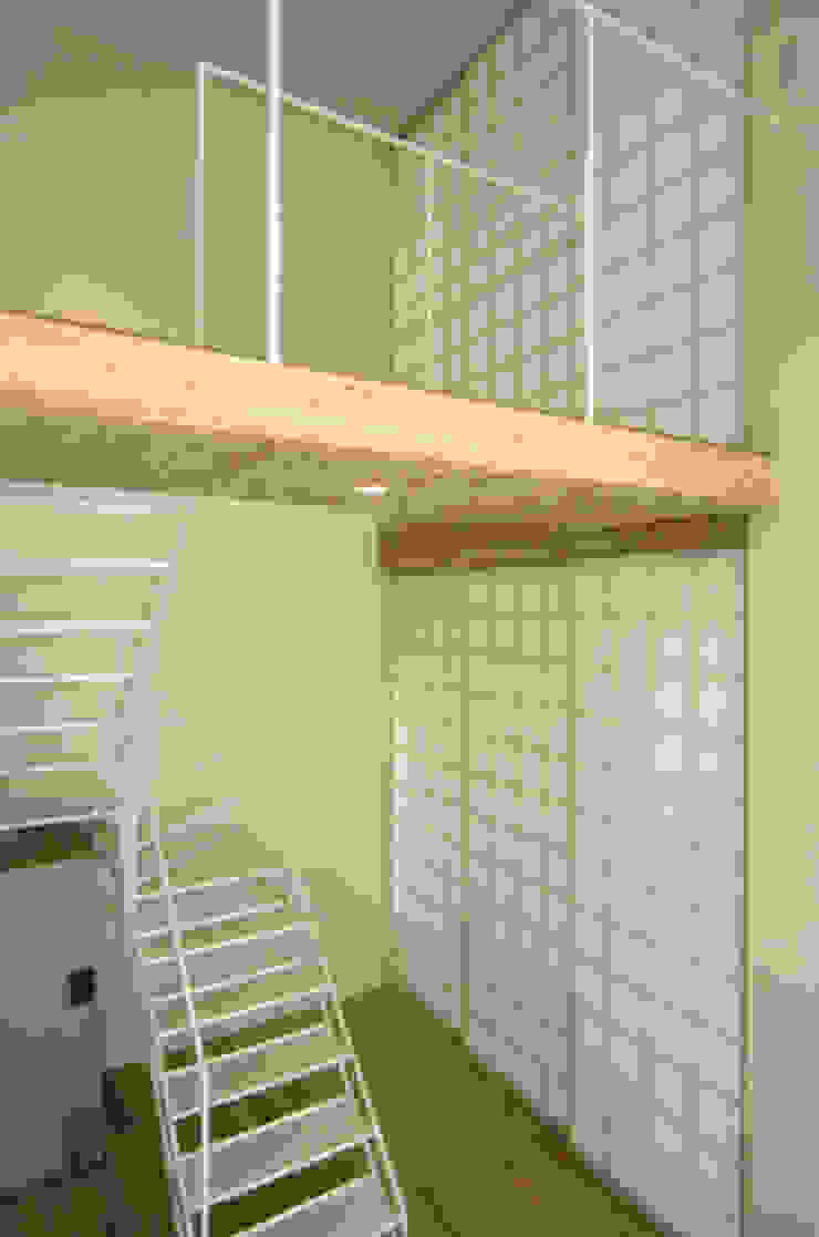 フクシアンドフクシ建築事務所 Ausgefallener Flur, Diele & Treppenhaus