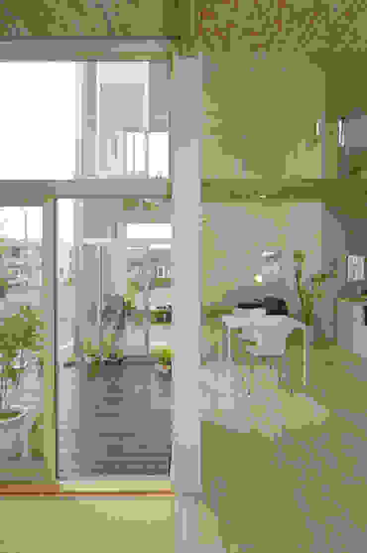 フクシアンドフクシ建築事務所 Ausgefallener Balkon, Veranda & Terrasse