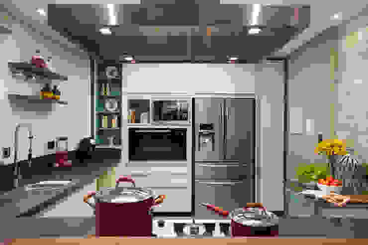 Cozinha Arquitetura 8 - Ana Spagnuolo & Marcos Ribeiro Cozinhas modernas Armários,Propriedade,Bancada,Utensílio de cozinha,Plantar,Pia da cozinha,Cozinha,Eletrodoméstico,Design de interiores,Fogão de cozinha