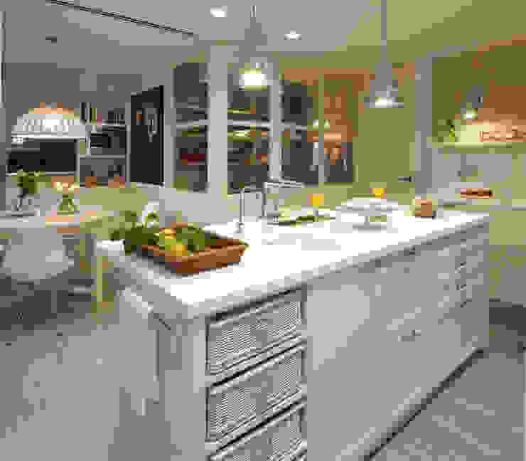 Isla, barra de desayunos, office y despensa DEULONDER arquitectura domestica Cocinas de estilo ecléctico Blanco