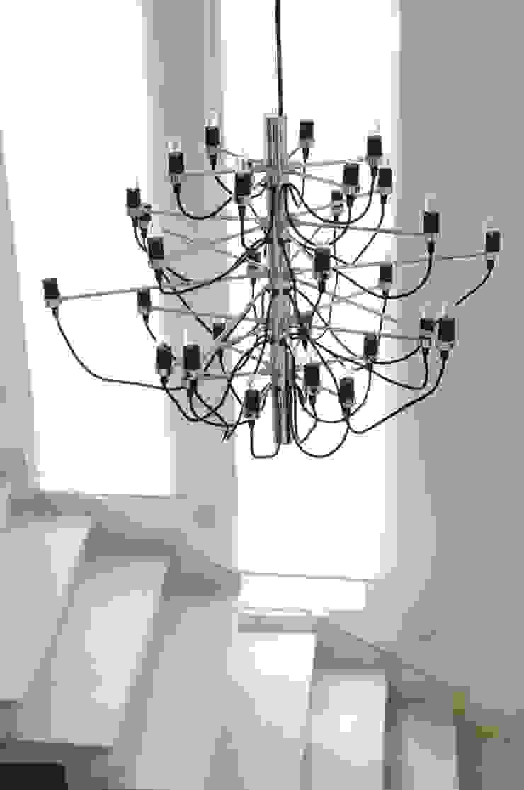 Cólorful Casa Creadora Moderner Flur, Diele & Treppenhaus Metallic/Silber