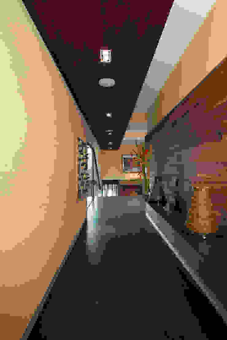 grupoarquitectura Minimalist corridor, hallway & stairs