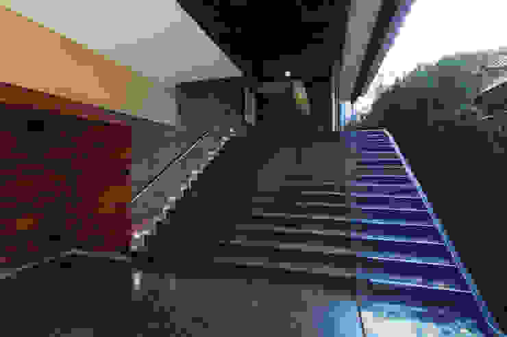 grupoarquitectura Minimalist corridor, hallway & stairs