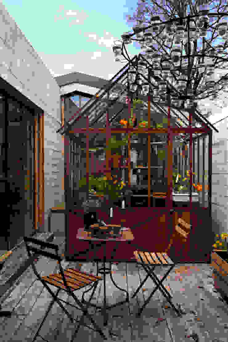 Verrières Atelier d'artistes , Frédéric TABARY Frédéric TABARY Industrial style garden Metal Multicolored Greenhouses & pavilions