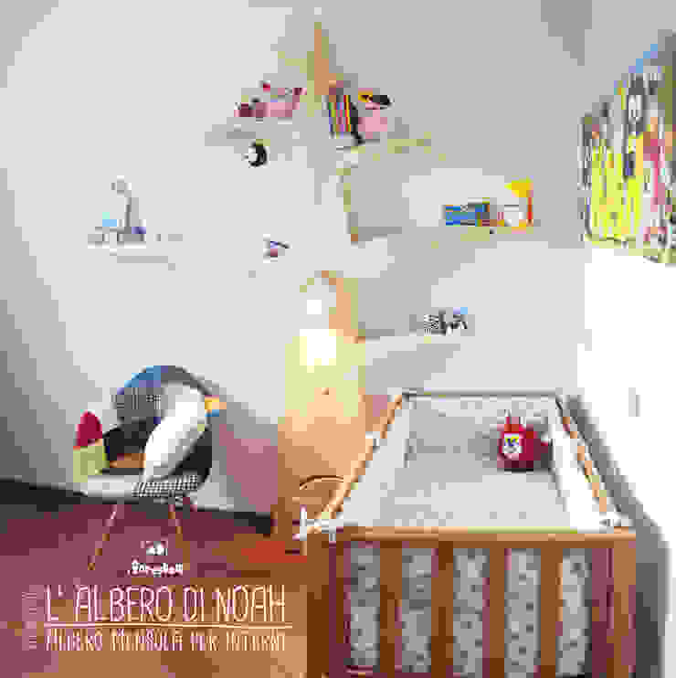 L'Albero di Noah: Albero Mensola per camerette, I Forestelli I Forestelli Rustic style nursery/kids room Solid Wood Wood effect Wardrobes & closets