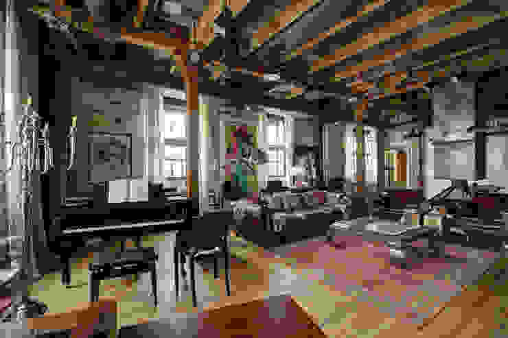 Midlife Crisis Loft, Lev Lugovskoy Lev Lugovskoy Industrial style living room