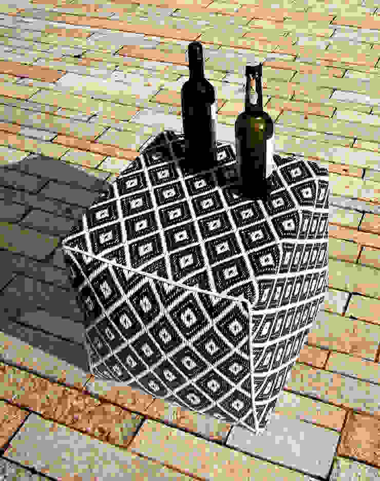 Indoor/outdoor plastic poufs homify