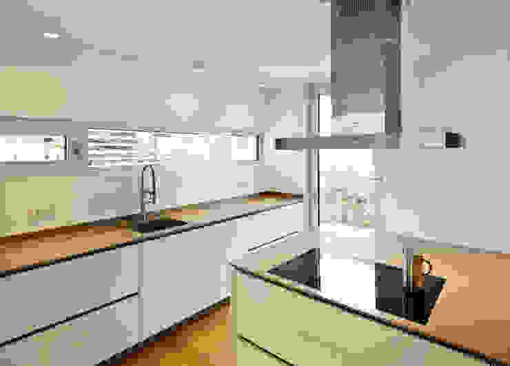 Küche mit Küchenblock Marcus Hofbauer Architekt Moderne Küchen