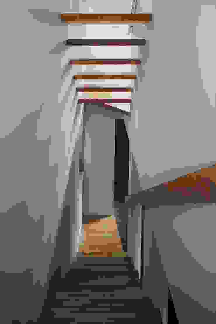 向山建築設計事務所 Modern corridor, hallway & stairs