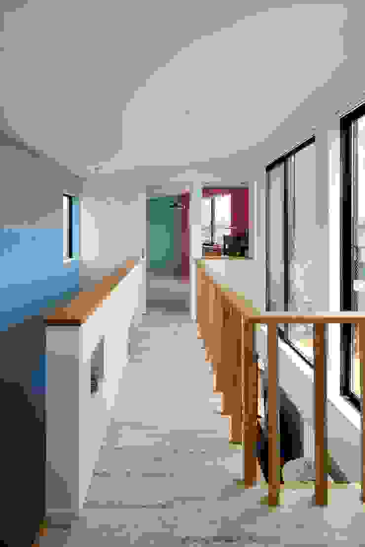 向山建築設計事務所 Modern corridor, hallway & stairs